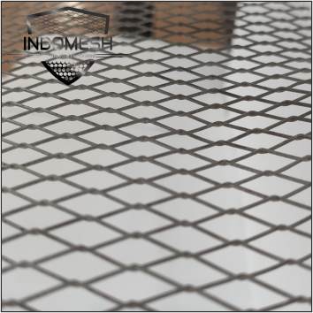 Golden aluminum expanded metal meshes with diamond holes are installed on interior wall.