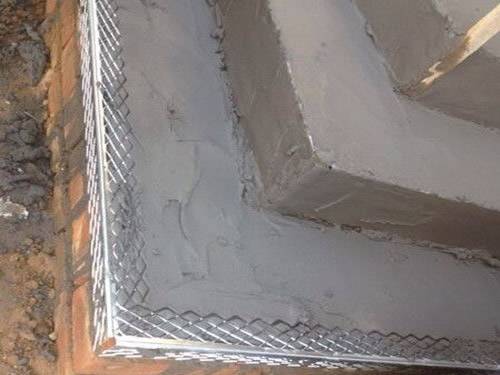 Golden aluminum expanded metal meshes with diamond holes are installed on interior wall.