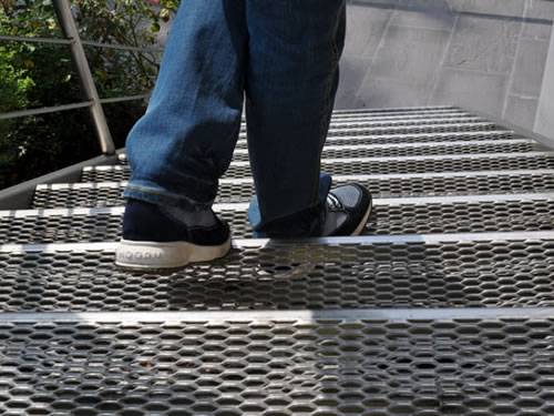 Golden aluminum expanded metal meshes with diamond holes are installed on interior wall.