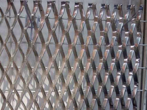 Golden aluminum expanded metal meshes with diamond holes are installed on interior wall.