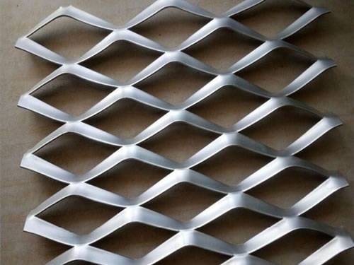 Golden aluminum expanded metal meshes with diamond holes are installed on interior wall.